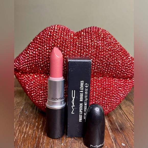 MAC lipstick SANDY B frost A46
Original formula - Picture 1 of 4